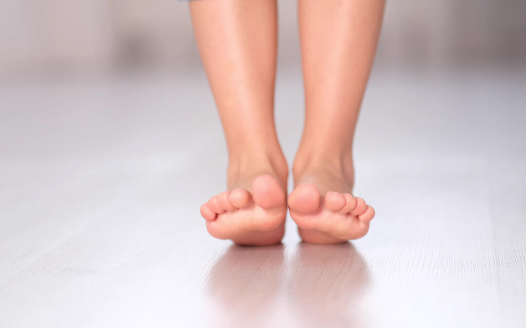 child rolls from heel to toe. Prevention of flat feet in children. Exercises for the legs. Flat feet physical therapy. close up